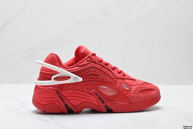 公司级Raf Simons Cylon-21 潮流运动 织物皮革 圆头系带 低帮休闲鞋 采用光滑皮革 网眼和绒面革制成 饰有橡胶细节 具有系带封口 圆头款式 织