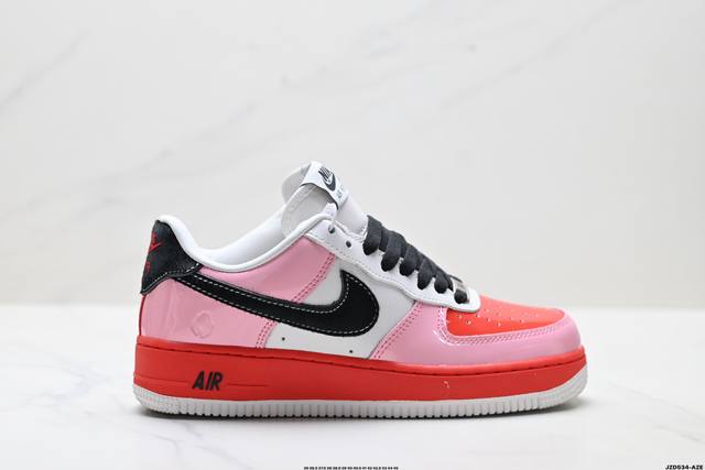 真标耐克Nike Air Force 1’07空军一号低帮百搭休闲运动板鞋。柔软、弹性十足的缓震性能和出色的中底设计，横跨复古与现代的外型结合，造就出风靡全球三