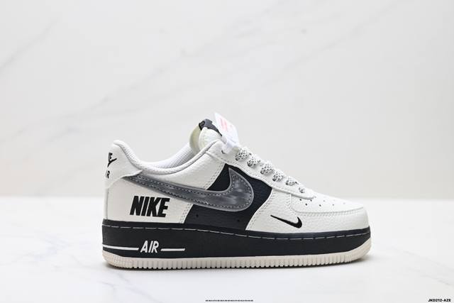 公司级耐克Nike Air Force 1‘07 空军一号低帮百搭休闲运动板鞋。柔软、弹性十足的缓震性能和出色的中底设计，横跨复古与现代的外型结合，造就出风靡全