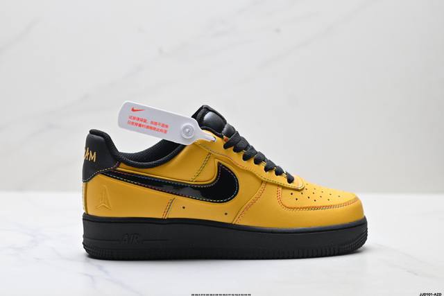 真标耐克Nike Air Force 1’07空军一号低帮百搭休闲运动板鞋。柔软、弹性十足的缓震性能和出色的中底设计，横跨复古与现代的外型结合，造就出风靡全球三