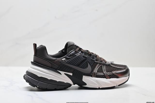 真标Nike V2K Run 复古风潮 耐克 网面透气运动鞋 灰银紧致的鞋面材质提供良好的包裹性鞋侧 Swoosh以及鞋头部分搭配增添不少亮点的镀铬细节鞋垫上印