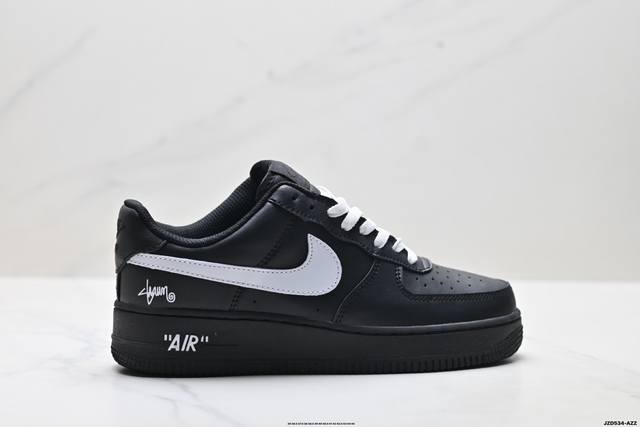 真标耐克Nike Air Force 1’07空军一号低帮百搭休闲运动板鞋。柔软、弹性十足的缓震性能和出色的中底设计，横跨复古与现代的外型结合，造就出风靡全球三
