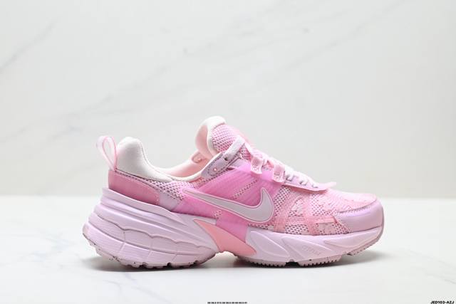 公司级Nike V2K Run 复古风潮 耐克 网面透气运动鞋 灰银紧致的鞋面材质提供良好的包裹性鞋侧 Swoosh以及鞋头部分搭配增添不少亮点的镀铬细节鞋垫上