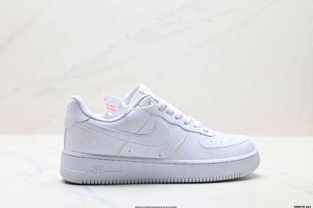 真标耐克Nike Air Force 1‘07 Se 空军一号低帮百搭休闲运动板鞋。柔软、弹性十足的缓震性能和出色的中底设计，横跨复古与现代的外型结合，造就出风