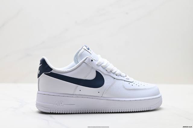 公司级耐克Nike Air Force 1‘07 空军一号低帮百搭休闲运动板鞋。柔软、弹性十足的缓震性能和出色的中底设计，横跨复古与现代的外型结合，造就出风靡全