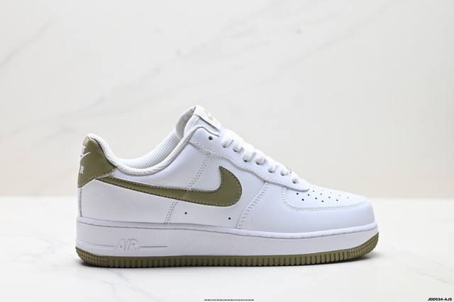 真标耐克Nike Air Force 1’07空军一号低帮百搭休闲运动板鞋。柔软、弹性十足的缓震性能和出色的中底设计，横跨复古与现代的外型结合，造就出风靡全球三
