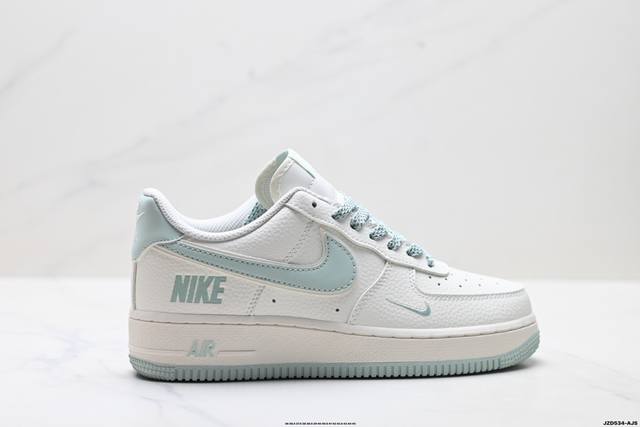 真标耐克Nike Air Force 1’07空军一号低帮百搭休闲运动板鞋。柔软、弹性十足的缓震性能和出色的中底设计，横跨复古与现代的外型结合，造就出风靡全球三