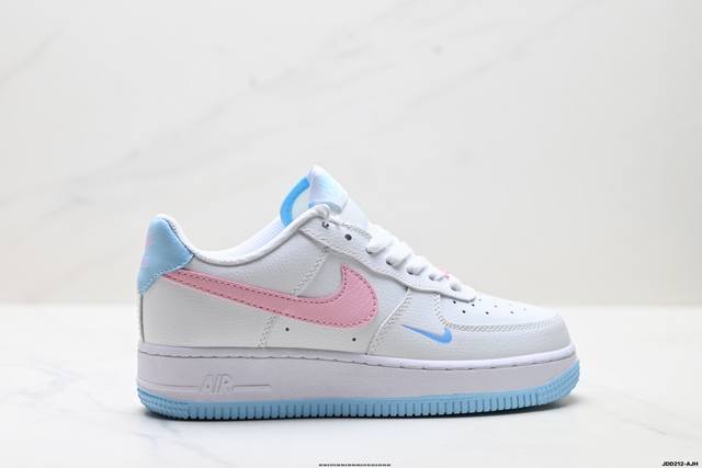 真标耐克Nike Air Force 1“07空军一号低帮百搭休闲运动板鞋。柔软、弹性十足的缓震性能和出色的中底设计，横跨复古与现代的外型结合，造就出风靡全球三