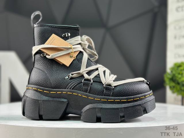 Dr.Martens 马汀博士 原厂数据纸版开发版型，采用粒面二层皮革鞋面，鞋底不用胶水鞋底鞋面缝合牢固不开胶，原厂pvc高密度牛筋大底 牢固抓地，防滑耐磨跟高