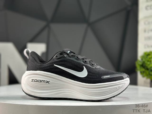 耐克 Nike Vomero plus 耐克 舒适减震防滑 低帮跑步鞋 全掌Reactx泡绵中底 前掌和后跟还配备了Air Zoom气垫单元 据说跑起来更快更舒