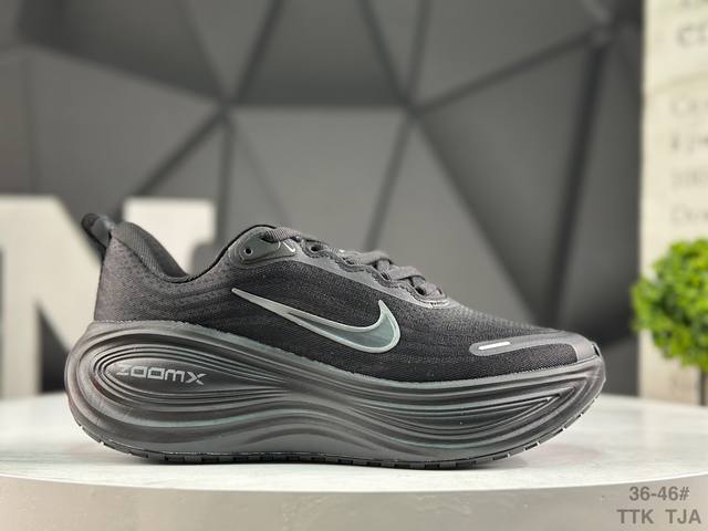 耐克 Nike Vomero plus 耐克 舒适减震防滑 低帮跑步鞋 全掌Reactx泡绵中底 前掌和后跟还配备了Air Zoom气垫单元 据说跑起来更快更舒