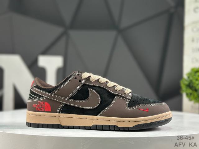 福利特价 耐克 Nk Sb Dunk Low 高端定制 低帮休闲运动板鞋独家版型，柔软高端皮革鞋面，夏季清爽浅蓝灰配色，冲击视觉的同时，带来舒适脚感体验 货号：