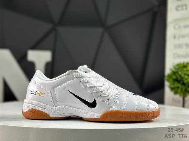 耐克 Nike Total 90 Sp 舒适百搭防滑耐磨足球鞋 男女同款，外观经典，设计简约大气， 百搭又耐脏。鞋底柔软舒适，抓地力强，适合日常穿着和运动。尺码