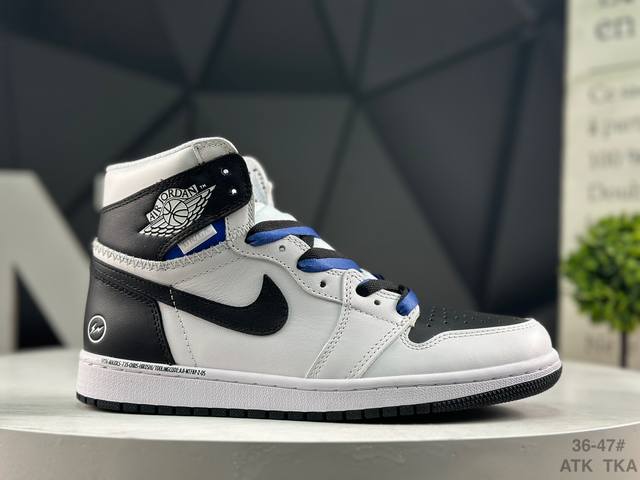 耐克 Air Jordan 1 Mid 中帮 Aj1 乔丹1代 Aj1 乔1 高帮 乔丹篮球鞋系列 整双鞋配色采用Air Jordan 1经典的黑脚趾主题，鞋面