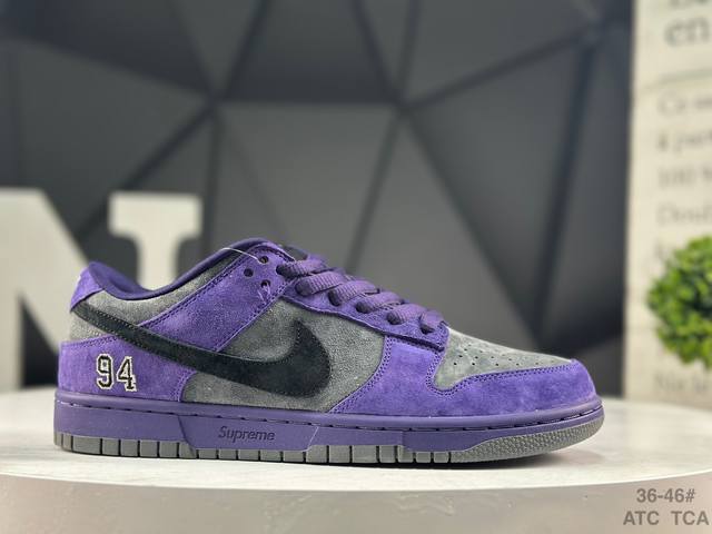耐克 Supreme X Nike Dunk Sb Low 此款鞋跟上绣有“94”字样，纪念品牌的创立年份，该品牌的标志性徽标还被蚀刻在了中底的侧壁上。鞋垫沿用