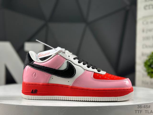 耐克 Nike Air Force 1 ‘07 Low 空军一号含气垫 低帮百搭厚底**休闲运动板鞋。柔软、弹性十足的缓震性能和出色的中底设计，横跨复古与现代的