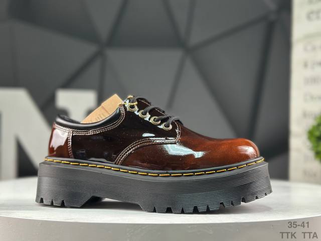 Dr.Martens 马汀博士 原厂数据纸版开发版型，采用粒面二层皮革鞋面，鞋底不用胶水鞋底鞋面缝合牢固不开胶，原厂pvc高密度牛筋大底 牢固抓地，防滑耐磨跟高