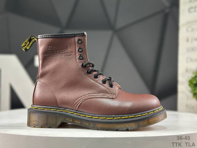 Dr.Martens 马汀博士 采用软质荔枝纹头层牛培皮打造鞋面，厚实耐磨pvc原厂透明水晶橡胶大底，原版一致空补胶“零胶”工艺，真实大底拉帮线锁底，跟高5.5