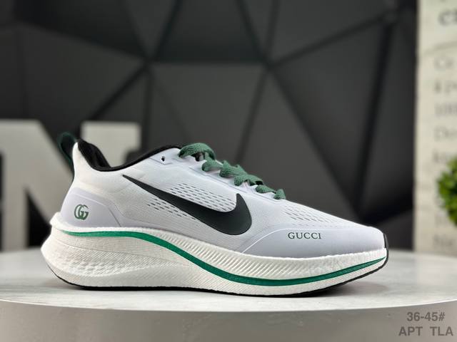 耐克 Nike Zoom plus 全新跑鞋 采用密度更高的材料 而且去除了前一代中操作的支撑 撑条设计 兼顾迅疾外观和稳固脚感 后跟覆面和中足动态支撑巧妙融合