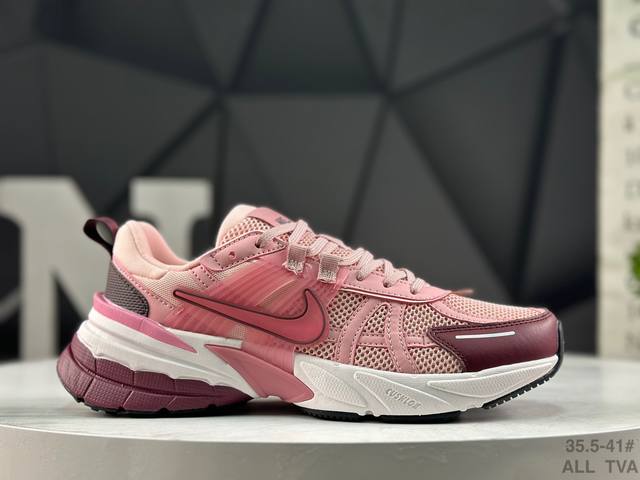 耐克 Nk V2K Run 减震防滑复古低帮跑步鞋 鞋款被命名为 Runtekk 设计上借鉴了 2000 年的跑鞋风格 简练又有复古运动气质 材质上使用大面积网