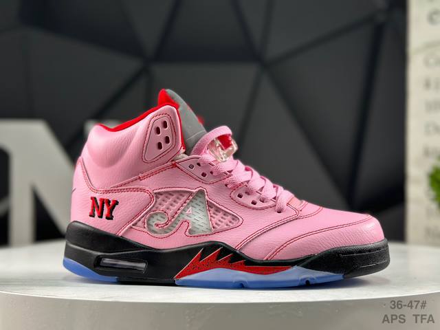 Ny X Air Jordan 5粉色流川枫 联名企划终于迎来全新实物图片的曝光。此次合作不仅延续Air Jordan 5 经典轮廓，更以1990 年 Og F