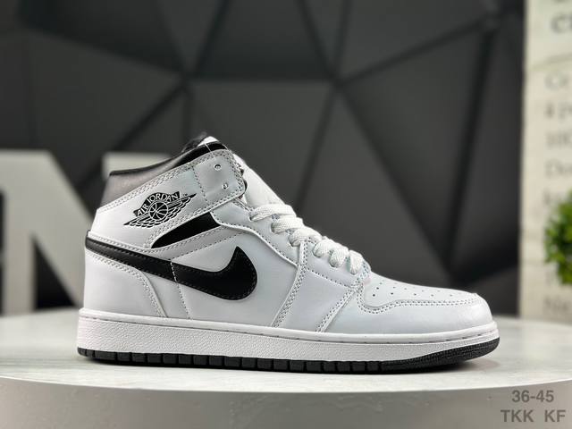 耐克 Jordan Air Jordan 1 舒适百搭 防滑耐磨 高帮 复古篮球鞋 男女同款 货号：Bq8426 132 尺码：如图所示 Tkk Kf