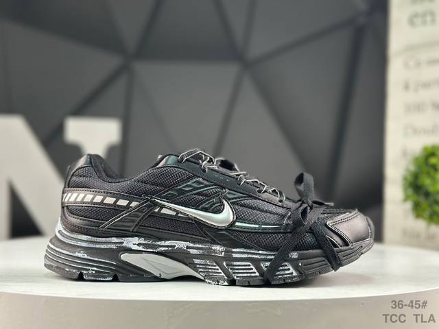 耐克 Nike Initiator Running 耐克 低帮 创始者系列复古老爹鞋休闲低邦运动舒适跑 整体以白色透气网眼鞋面和灰色支撑覆盖层，鞋身两侧Swoo