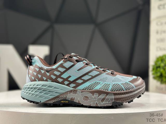 Hoka W Speedgoat 2 Hoka One One是来自美国的跑步鞋知名品牌，创立于2009年，始终致力于为所有跑者提供更新、更好的跑步装备。相比常