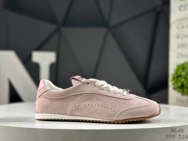 Alo Yoga 易梦玲 Jisoo智秀 等多位明星同款上脚 主打各大平台外贸主推大厂采购原材料多处细节一步到位 生产细节 没得说 一款随意搭配的都好看的鞋子A