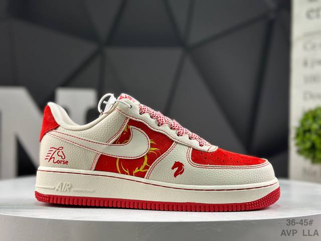 耐克 Nike Air Force 1‘07 空军一号低帮百搭休闲运动板鞋。柔软、弹性十足的缓震性能和出色的中底设计，横跨复古与现代的外型结合，造就出风靡全球三