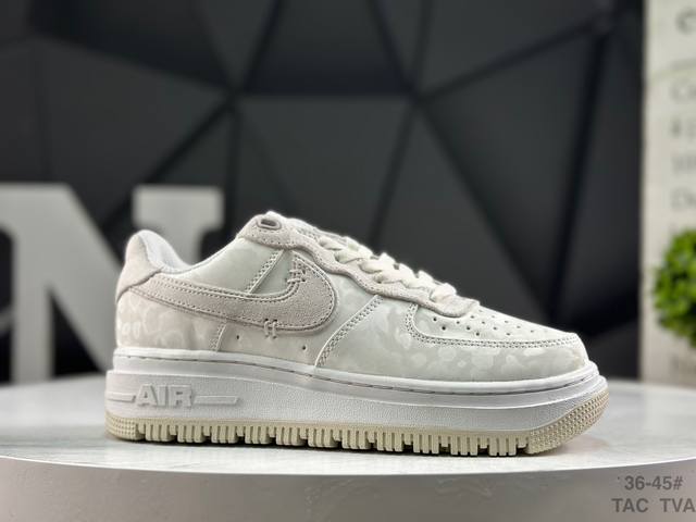 耐克Nike Air Force 1 Low Luxe”Black Gum“空军一号改良防滑厚底低帮百搭休闲运动板鞋“皮革黑生胶底” 货号：Db4109 200