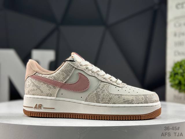 耐克 No.1版本 Nike Air Force 1 Low 空军一号 货号：Hf2898 100 原厂冲刀皮料切割干净 无任何毛边 清洁度细节完美 做工细节全