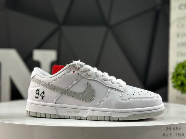 耐克 Supreme X Nike Dunk Sb Low 此款鞋跟上绣有“94”字样，纪念品牌的创立年份，该品牌的标志性徽标还被蚀刻在了中底的侧壁上。鞋垫沿用