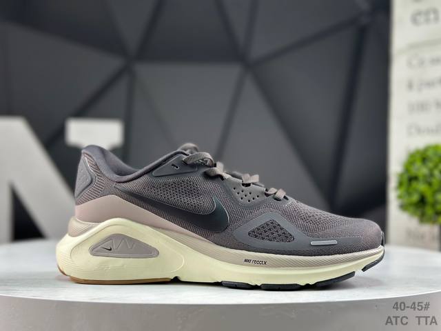 耐克 Nike Air Zoom Structure 26 轻量跑鞋鞋面采用透气工程网眼材质制作。鞋身整体轻盈舒适透气,鞋子颜色以玫红色为主色调！耐克Logo以