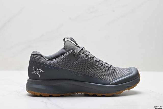 公司级Arcteryx始祖鸟 Aerios Fl Gtx 覆盖防水 低帮户外登山徒步鞋 这款户外鞋的设计可应对多数技术路线和长途徒步 灵感来自野外跑步鞋在支撑和