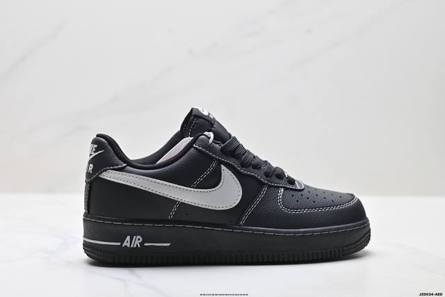 真标耐克Nike Air Force 1’07空军一号低帮百搭休闲运动板鞋。柔软、弹性十足的缓震性能和出色的中底设计，横跨复古与现代的外型结合，造就出风靡全球三