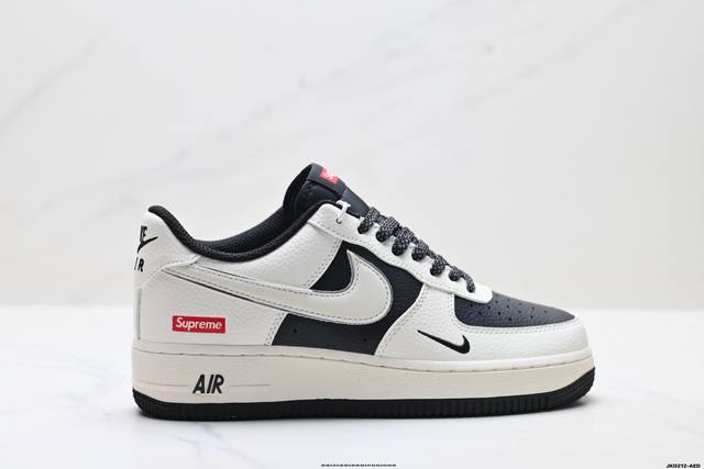 公司级耐克Nike Air Force 1‘07 空军一号低帮百搭休闲运动板鞋。柔软、弹性十足的缓震性能和出色的中底设计，横跨复古与现代的外型结合，造就出风靡全
