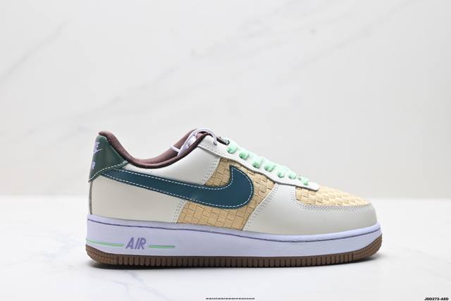 真标耐克Nike Air Force 1’07空军一号低帮百搭休闲运动板鞋。柔软、弹性十足的缓震性能和出色的中底设计，横跨复古与现代的外型结合，造就出风靡全球三