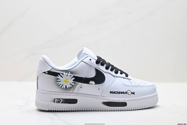 公司级耐克Nike Air Force 1“07空军一号低帮百搭休闲运动板鞋。柔软、弹性十足的缓震性能和出色的中底设计，横跨复古与现代的外型结合，造就出风靡全球