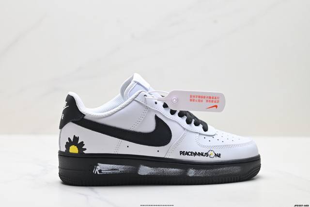 公司级耐克Nike Air Force 1“07空军一号低帮百搭休闲运动板鞋。柔软、弹性十足的缓震性能和出色的中底设计，横跨复古与现代的外型结合，造就出风靡全球