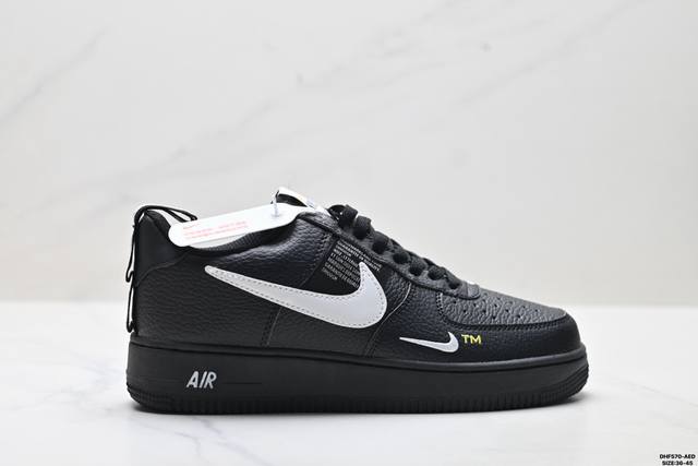 真标耐克Nike Air Force 1‘07 空军一号低帮百搭休闲运动板鞋。柔软、弹性十足的缓震性能和出色的中底设计，横跨复古与现代的外型结合，造就出风靡全球