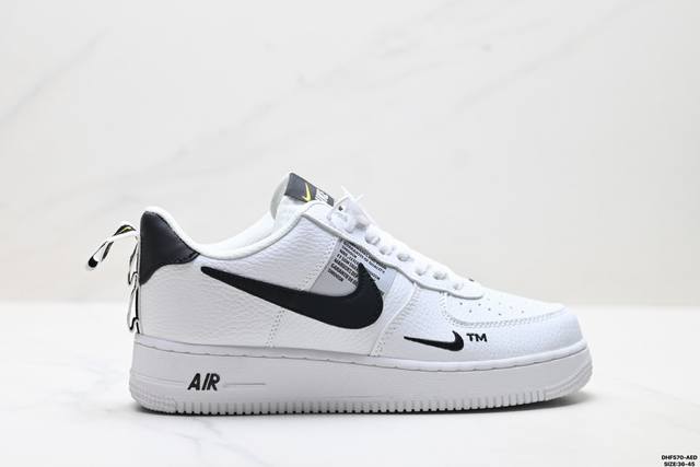 真标耐克Nike Air Force 1‘07 空军一号低帮百搭休闲运动板鞋。柔软、弹性十足的缓震性能和出色的中底设计，横跨复古与现代的外型结合，造就出风靡全球