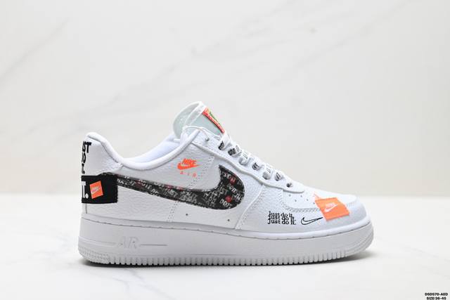 真标耐克Nike Air Force 1‘07 空军一号低帮百搭休闲运动板鞋。柔软、弹性十足的缓震性能和出色的中底设计，横跨复古与现代的外型结合，造就出风靡全球