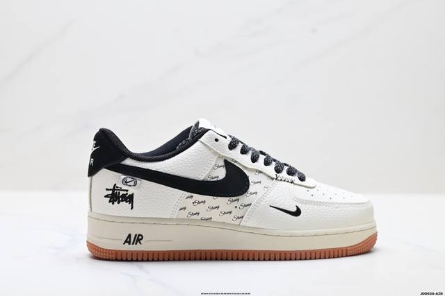 公司级耐克Nike Air Force 1’07空军一号低帮百搭休闲运动板鞋。柔软、弹性十足的缓震性能和出色的中底设计，横跨复古与现代的外型结合，造就出风靡全球