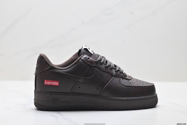 公司级耐克Nike Air Force 1’07空军一号低帮百搭休闲运动板鞋。柔软、弹性十足的缓震性能和出色的中底设计，横跨复古与现代的外型结合，造就出风靡全球