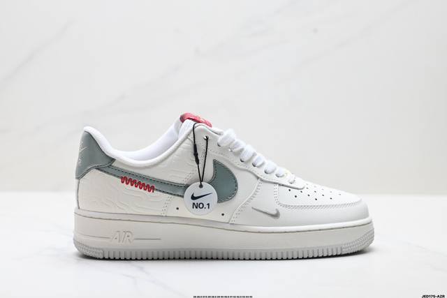 公司级耐克Nike Air Force 1’07空军一号低帮百搭休闲运动板鞋。柔软、弹性十足的缓震性能和出色的中底设计，横跨复古与现代的外型结合，造就出风靡全球