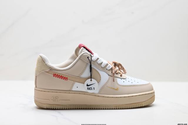 公司级耐克Nike Air Force 1’07空军一号低帮百搭休闲运动板鞋。柔软、弹性十足的缓震性能和出色的中底设计，横跨复古与现代的外型结合，造就出风靡全球
