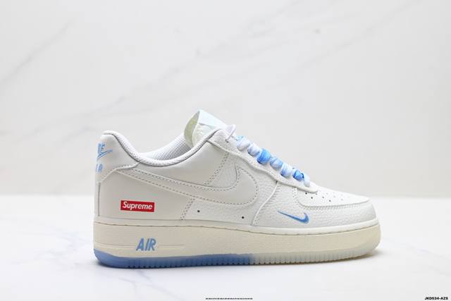 公司级耐克Nike Air Force 1‘07 空军一号低帮百搭休闲运动板鞋。柔软、弹性十足的缓震性能和出色的中底设计，横跨复古与现代的外型结合，造就出风靡全