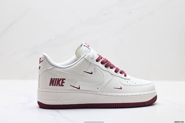 公司级耐克Nike Air Force 1‘07 空军一号低帮百搭休闲运动板鞋。柔软、弹性十足的缓震性能和出色的中底设计，横跨复古与现代的外型结合，造就出风靡全