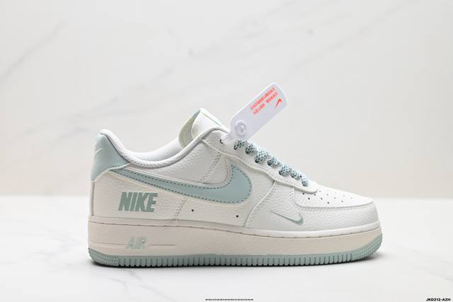 公司级耐克Nike Air Force 1‘07 Lv8空军一号低帮百搭休闲运动板鞋。柔软、弹性十足的缓震性能和出色的中底设计，横跨复古与现代的外型结合，造就出